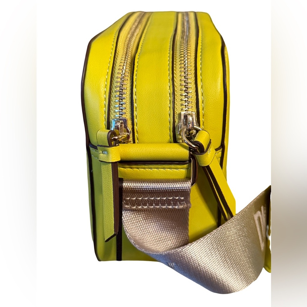 DKNY NWT Stunning Vibrant Yellow Chartreuse Camera Crossbody Bag & Pouch (P179) - Picture 4 of 11